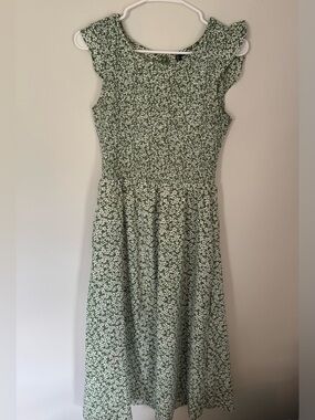 Green Spring Floral Midi Dress with Short Ruffle Sleeves Size Small